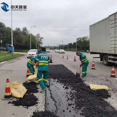 Het vullen van Potholes de Koude Vuller van Mengelingsasphalt on concrete asphalt crack in Koud Weer